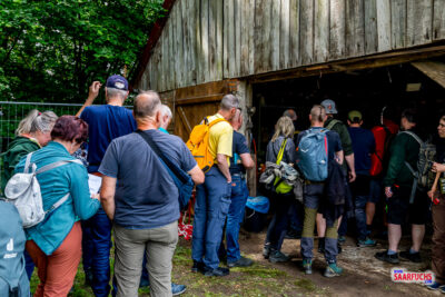 Eine rustikale Holzhütte auf dem Eventgelände, die als Ausgabe für Vorbestellungen und Tombola-Gewinne dient