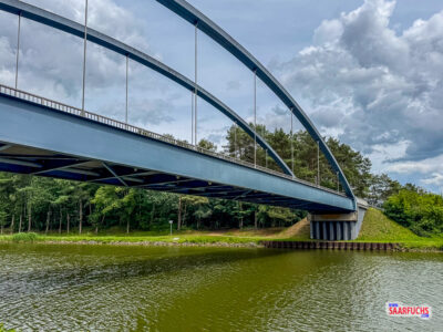 Blick auf den Dortmund-Ems-Kanal mit Autobrücke