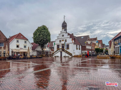 Das historische Rathaus in Lingen mit seinem charakteristischen Treppengiebel am Marktplatz bei bewölktem Himmel