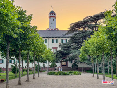 Die barocke Außenfassade des geschlossenen Schlosses Bad Homburg im fahlen Licht der Abenddämmerung