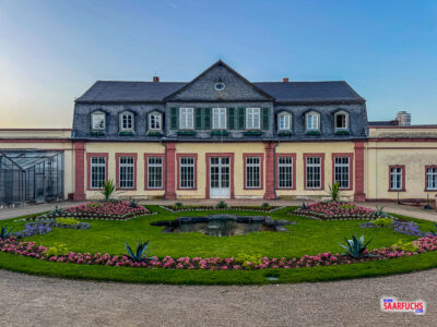 Blick in den geordneten Gartenbereich der Orangerie
