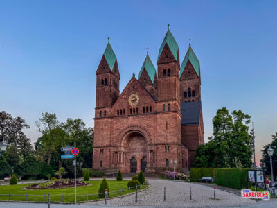 Außenansicht der neoromanischen Erlöserkirche mit ihren vier markanten Ecktürmen in Bad Homburg