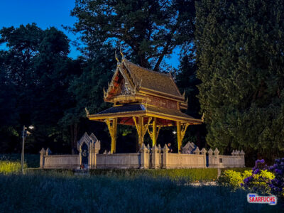 Der historische thailändische Tempel Thai Sala im Kurpark Bad Homburg umgeben von Bäumen