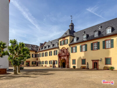 Der weitläufige Innenhof des Schlosses Bad Homburg bei sonnigem Tageslicht