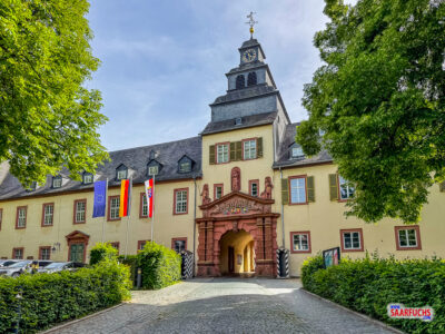 Die monumentale Portalanlage des Schlosshauptwegs von der Stadtseite aus fotografiert