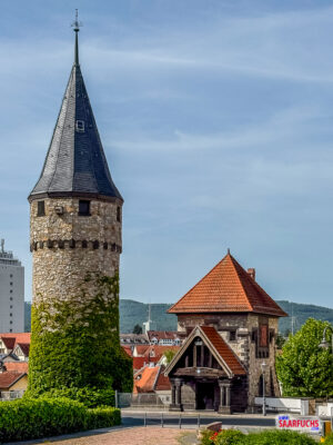 Ansicht der steinernen Ritter-von-Marx-Brücke und des angrenzenden Hexenturms von einer erhöhten Treppenstufe aus