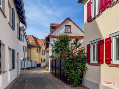 Enge Gasse der Bad Homburger Altstadt mit historischem Kopfsteinpflaster und dicht aneinandergereihten Häuserfassaden