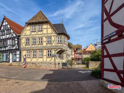 Marktplatzähnlicher Bereich in der Altstadt gesäumt von mehrstöckigen, restaurierten Fachwerkhäusern
