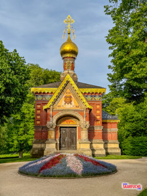 Die russisch-orthodoxe Kapelle in Bad Homburg mit ihrer markanten goldenen Zwiebelkuppel hinter Bäumen