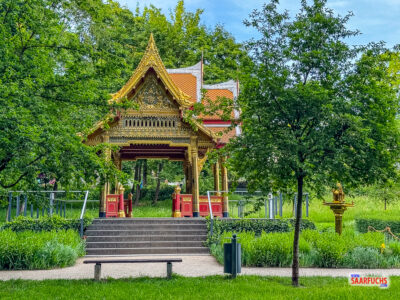 Die rot-goldene thailändische Pagode Chulalongkorn Sala im nordöstlichen Bereich des Kurparks
