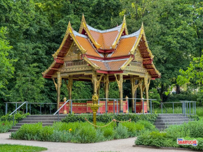 Ansicht des mehrstufig geschichteten und traditionell verzierten Daches der Chulalongkorn-Sala