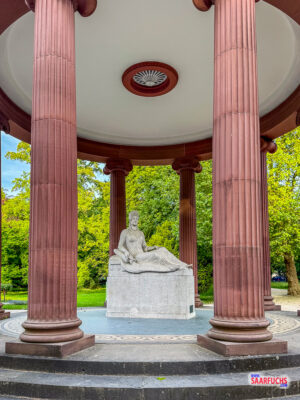 Der von Säulen getragene Rundpavillon über der historischen Elisabethenquelle mit der weißen Marmorstatue der Quellnymphe im Zentrum