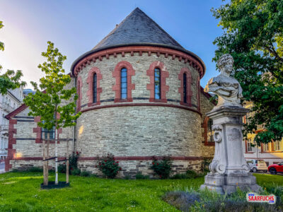 Die neugotische Fassade der ehemaligen Englischen Kirche in Bad Homburg bei Tageslicht