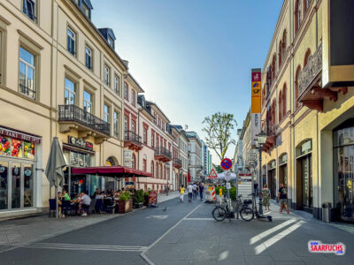 Blick entlang der belebten Fußgängerzone Louisenstraße in Bad Homburg mit Geschäften und Passanten