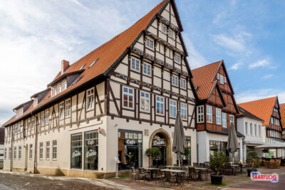 Fassade des großen, gut erhaltenen Fachwerk-Wohnhauses aus dem Jahr 1541 in der Langen Straße