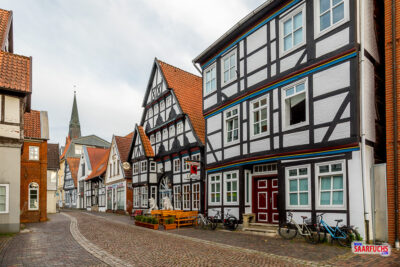Blick in die abendliche, gepflasterte Fußgängerzone von Nienburg an der Weser