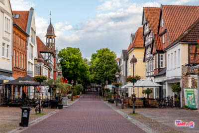 Perspektive durch die Lange Straße in Richtung Marktplatz und historisches Rathaus