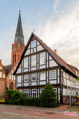 Blick nach oben auf den markanten Backsteinturm der St.-Martins-Kirche