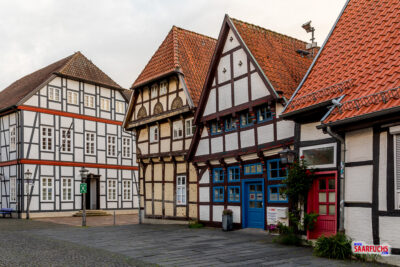 Reihe von restaurierten, historischen Bürgerhäusern am Rande des Marktplatzes