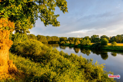 Blick auf die ruhig fließende Weser während des Sonnenuntergangs