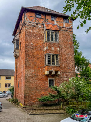 Der freistehende, historische Stockturm aus Backstein am Rande der Nienburger Altstadt