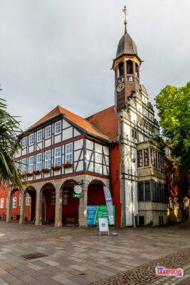 Außenansicht des Nienburger Rathauses mit seiner markanten Fassade im Stil der Weserrenaissance