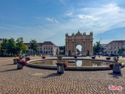 Der weitläufige Luisenplatz in Potsdam mit dem derzeit ausgeschalteten zentralen Springbrunnen