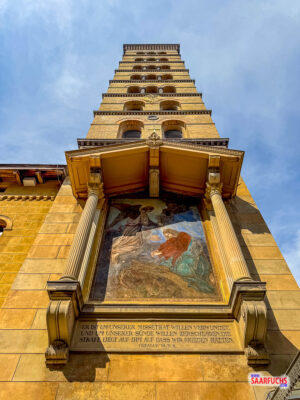 Nahaufnahme und Blick nach oben am imposanten Campanile der Friedenskirche