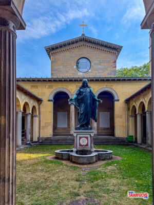 Die eindrucksvolle Christus-Statue von Thorvaldsen im Innenhof der Friedenskirche