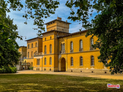Blick auf das historische Schloss Marly am Rande des Parks Sanssouci