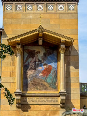 Detailreiches historisches Wandmosaik am Sockel des Campanile