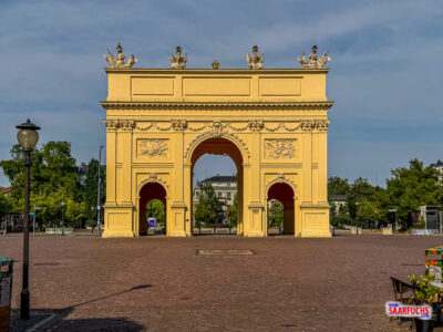 Das barocke Brandenburger Tor auf dem Luisenplatz in Potsdam
