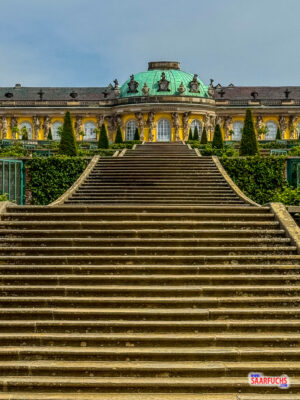 Nahaufnahme von der unteren Freitreppe mit Blick nach oben zu Schloss Sanssouci