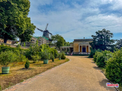 Die historischen Neuen Kammern von Sanssouci im Parkgelände