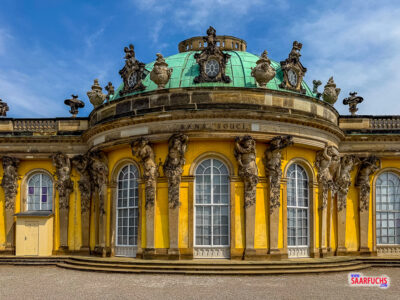 Die reich verzierten Figuren und Skulpturen an der Südseite von Schloss Sanssouci