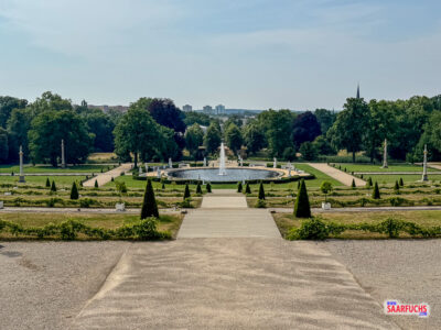 Blick von der obersten Terrasse des Schlosses Sanssouci hinab auf die Weinbergterrassen und die Große Fontäne