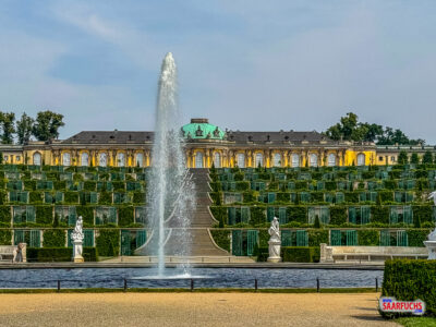 Freier Blick von unten über die Fontäne hinauf zum Sommerschloss Sanssouci