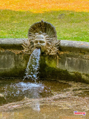 Aufwendig gestalteter steinerner Wasserspeier am Ende des Parkgrabens im Park Sanssouci