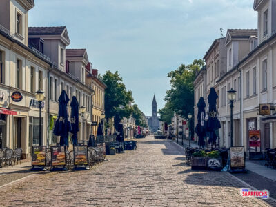Die pflastersteingepflasterte Brandenburger Straße in der Potsdamer Fußgängerzone