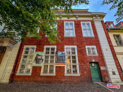 Die rote Backsteinfassade der historischen Gedenkstätte Lindenstraße 54/55 in Potsdam