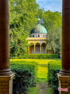 Blick über den Innenhof auf die imposante Kuppel des Kaiser-Friedrich-Mausoleums