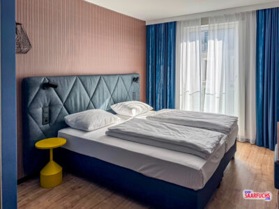 Geräumiges und modern eingerichtetes Zimmer im H2 Hotel Erfurt