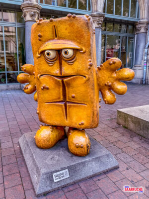 Bernd das Brot Figur vor dem Erfurter Rathaus mit Blick auf den Fischmarkt