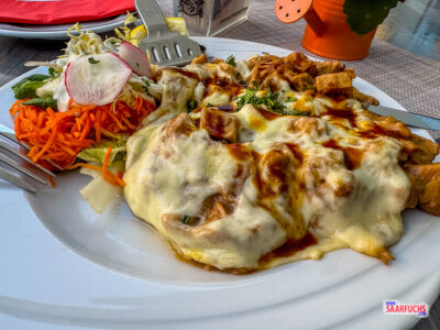 Überbackenes Würzfleisch mit Thüringer Klöße und frischem Salat im Restaurant Haus zum Naumburgischen Keller in Erfurt