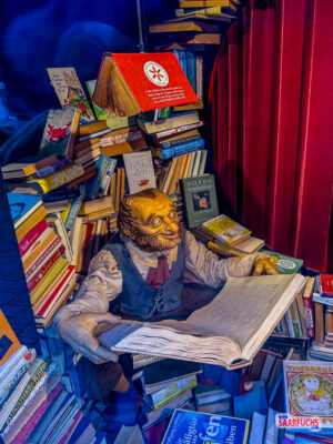 Mechanisches Figuren-Theater des Geschichtenerzählers in einem Schaufenster der Erfurter Marktstraße