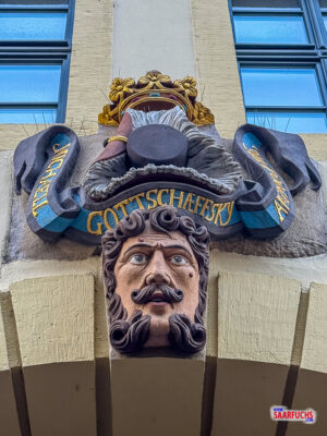 Historischer Torbogen mit Wappen an einem Gebäude in der Erfurter Marktstraße