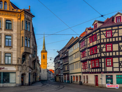 Perspektive vom Rand des Domplatzes auf die einmündende Marktstraße in Erfurt