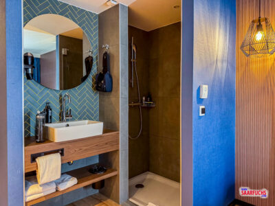 Offener Waschbereich mit Dusche integriert im Hotelzimmer des H2 Hotels Erfurt