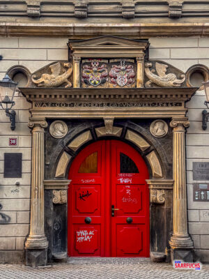 Historischer verzierter Torbogen an einem Portal in der Erfurter Michaelisstraße