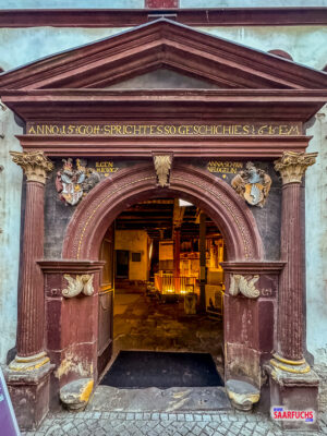 Eingangstoreinfahrt des historischen Kulturhofs Krönbacken in Erfurt